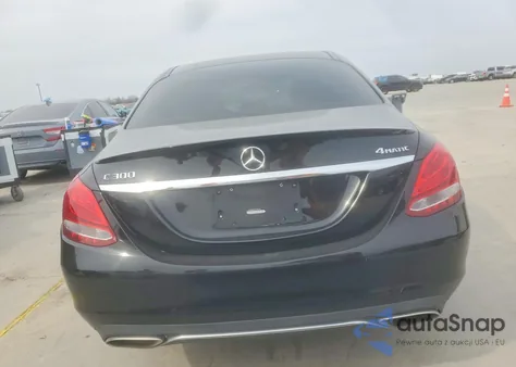 2016 Mercedes-Benz C 300 4Matic z USA, uszkodzony, nr VIN 55SWF4KB5GU108252